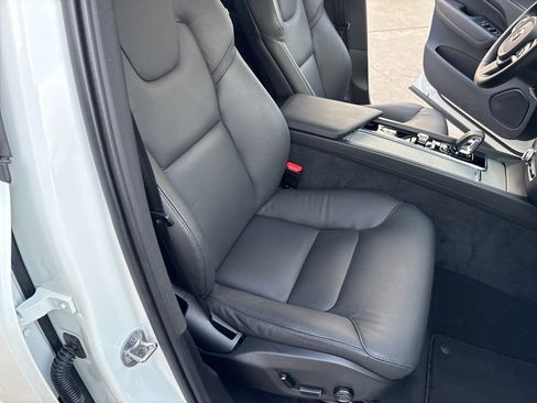 Certified 2025 Volvo XC60 B5 Plus image 41