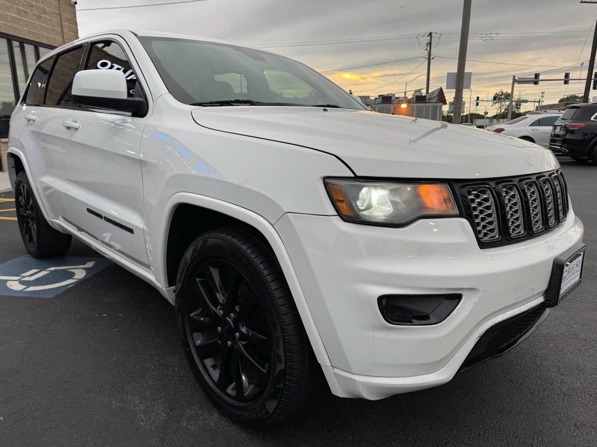 Used 2017 Jeep Grand Cherokee Altitude AWD/4WD image 3
