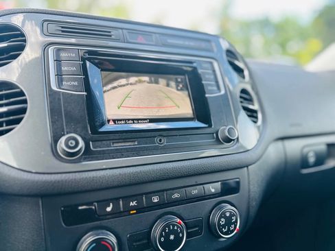 Used 2016 Volkswagen Tiguan S image 18