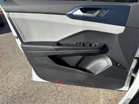 Certified 2022 Volkswagen Taos SE image 18