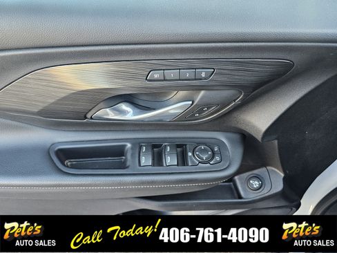 Used 2024 GMC Terrain SLT image 17