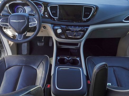 Used 2023 Chrysler Pacifica Limited image 23