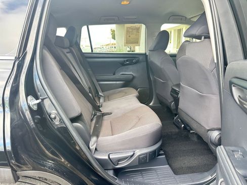 Used 2025 Toyota Highlander LE image 27