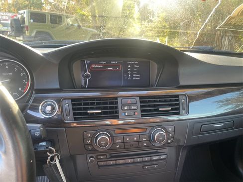 Used 2011 BMW 328i Convertible image 17