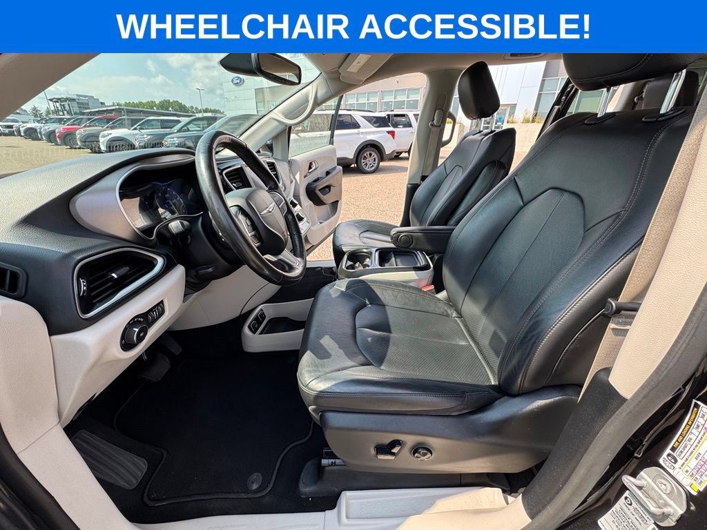 Used 2020 Chrysler Pacifica Touring-L FWD image 22