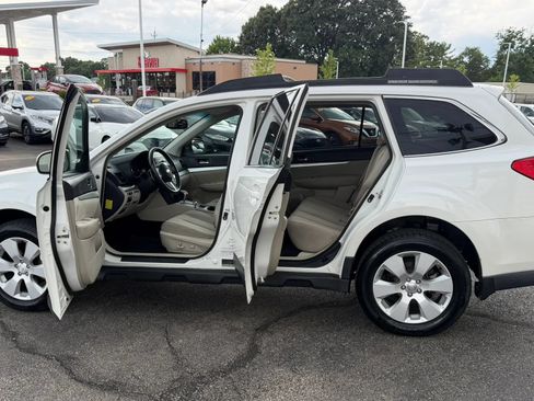 Used 2011 Subaru Outback 2.5i Premium w/ All-Weather Pkg AWD/4WD image 11