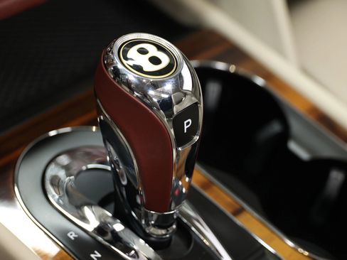 Used 2020 Bentley Bentayga Plug-In Hybrid image 47