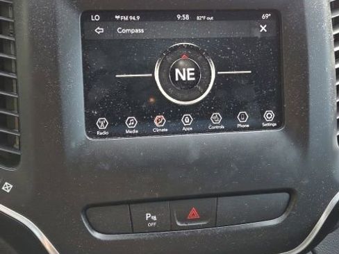 Used 2020 Jeep Cherokee Latitude Plus AWD/4WD image 16