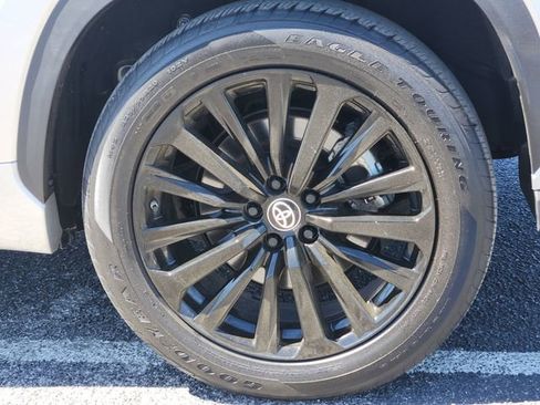 Certified 2025 Toyota Highlander XSE image 8