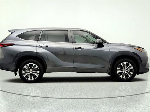 Used 2024 Toyota Highlander XLE AWD/4WD image 4