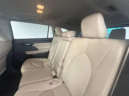 Used 2023 Toyota Highlander XLE FWD image 40