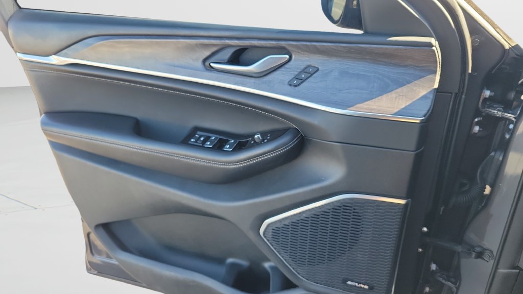 Used 2022 Jeep Grand Cherokee Overland RWD image 18
