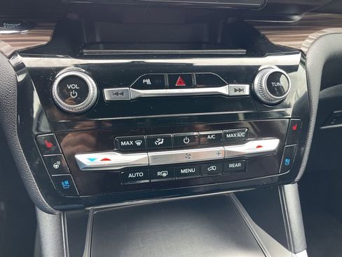 Used 2024 Ford Explorer Limited image 12