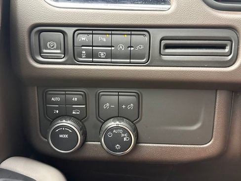 Used 2022 Chevrolet Tahoe LT w/ Luxury Package AWD/4WD image 20