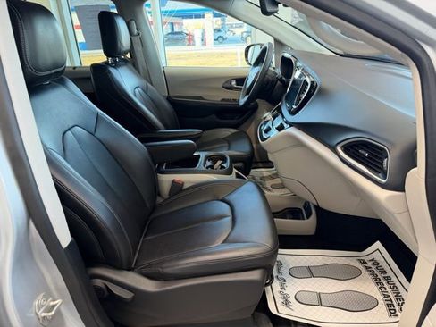 Used 2024 Chrysler Pacifica Touring-L image 15