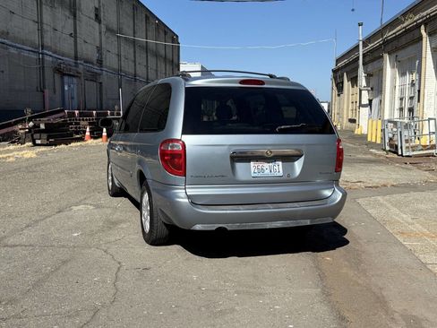 Used 2006 Chrysler Town & Country Touring image 8