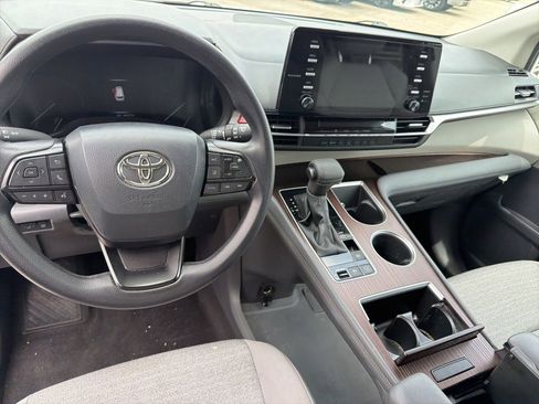 Used 2023 Toyota Sienna LE FWD image 11