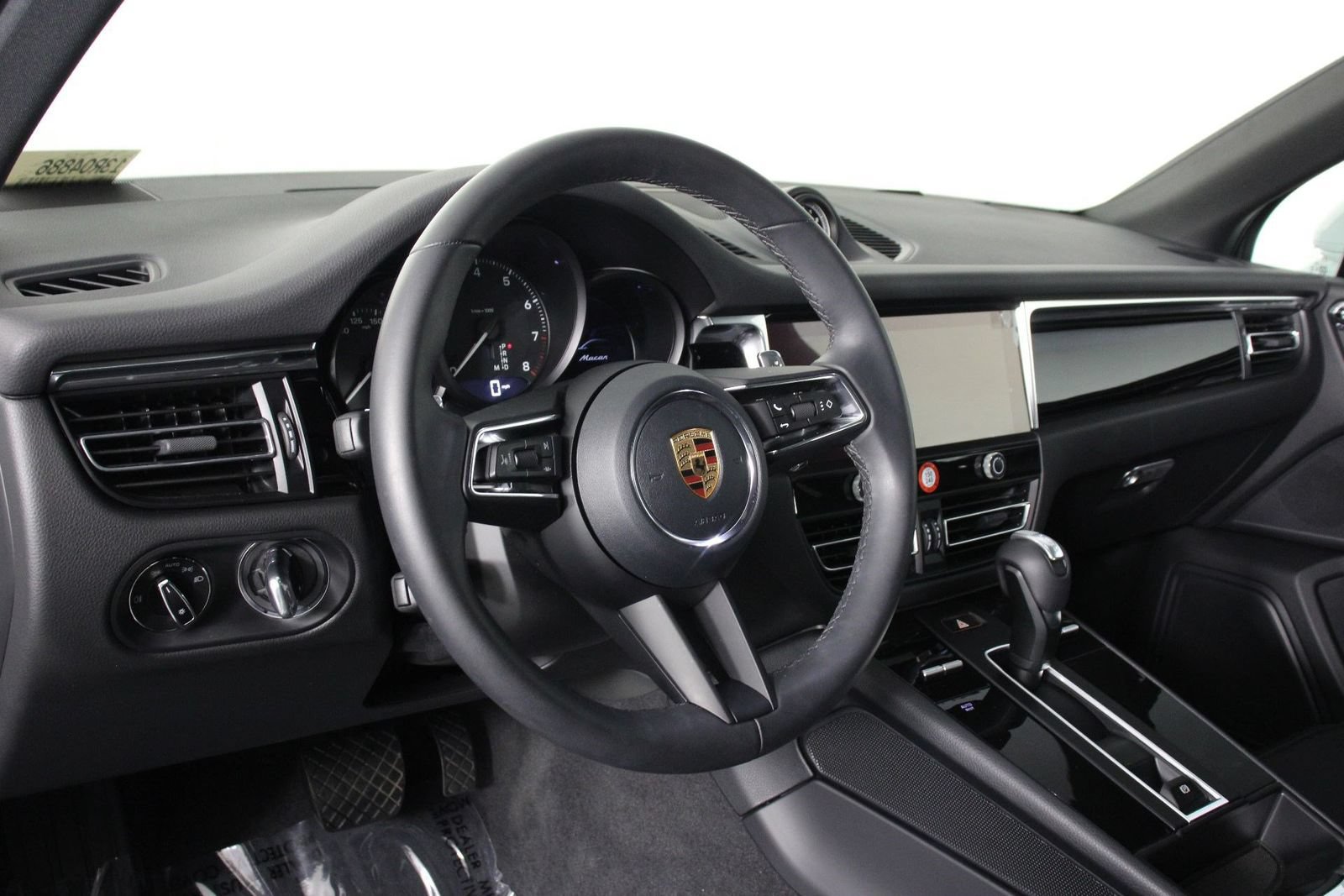 Certified 2026 Porsche Macan AWD/4WD image 4