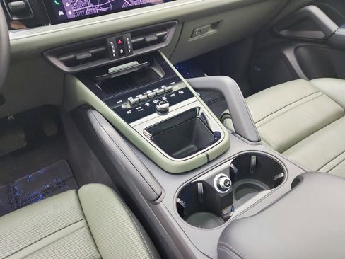 Used 2024 Porsche Cayenne Coupe AWD image 18