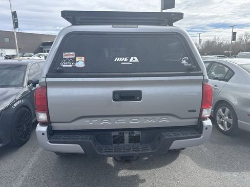 Used 2017 Toyota Tacoma TRD Off-Road w/ Premium & Technology Package image 7