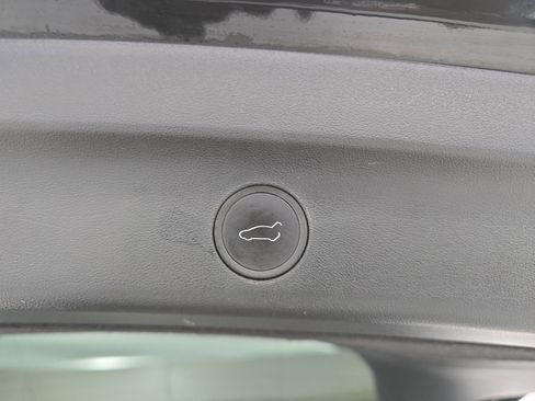 Used 2022 Tesla Model Y Long Range image 14