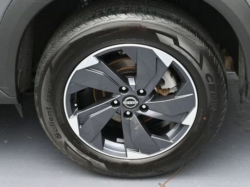 Used 2024 Nissan Rogue SV image 8