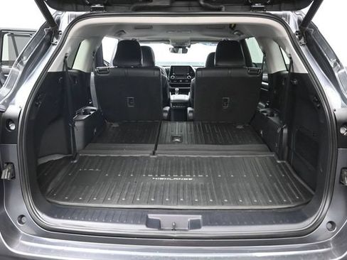Used 2020 Toyota Highlander XLE AWD/4WD image 32