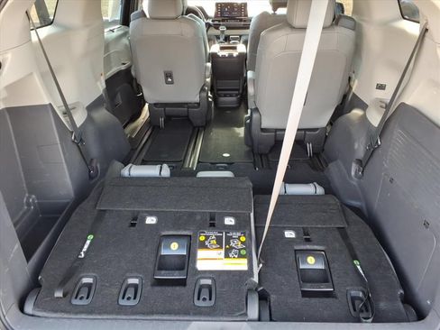 Used 2023 Toyota Sienna XLE FWD image 17