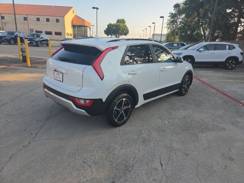 Used 2025 Kia Niro LX FWD image 7