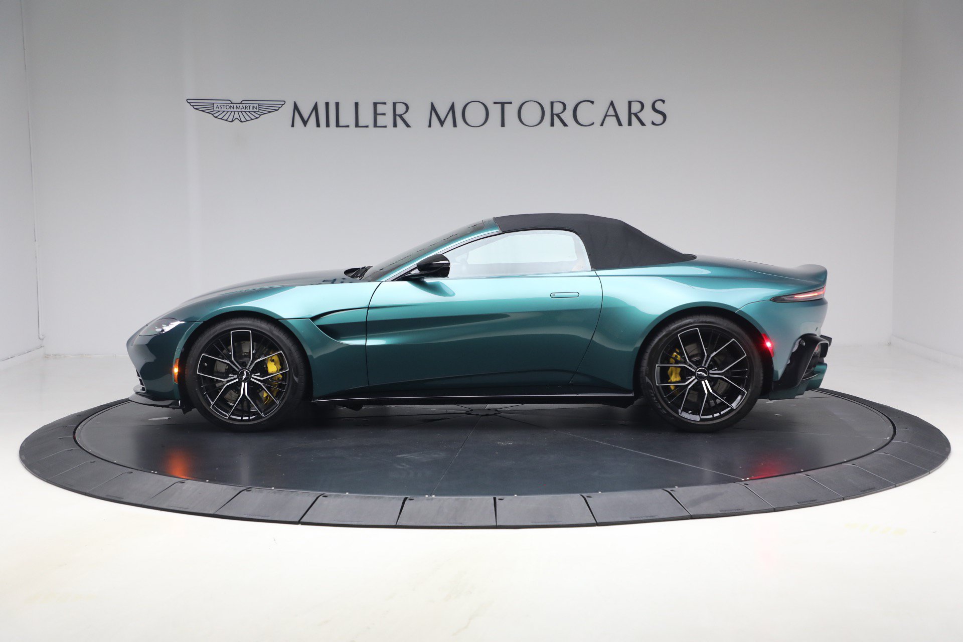 Used 2023 Aston Martin V8 Vantage Roadster RWD image 17