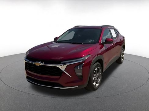 Used 2025 Chevrolet Trax LT w/ LT Convenience Package FWD image 7