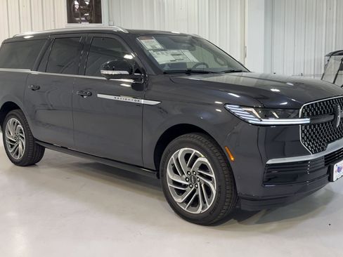 New 2025 Lincoln Navigator L Reserve image 3