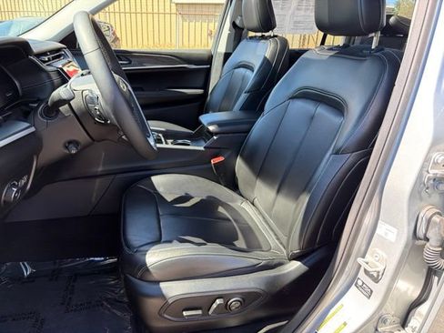 Used 2023 Jeep Grand Cherokee Limited w/ Luxury Tech Group II AWD/4WD image 20