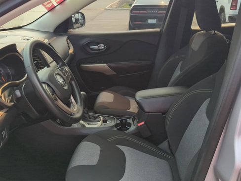Used 2018 Jeep Cherokee Latitude w/ Safety Group AWD/4WD image 11