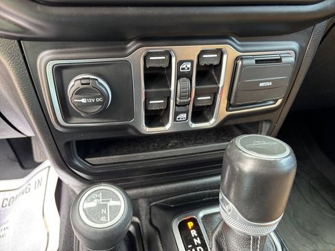Used 2020 Jeep Gladiator Overland w/ Dual Top Group AWD/4WD image 27