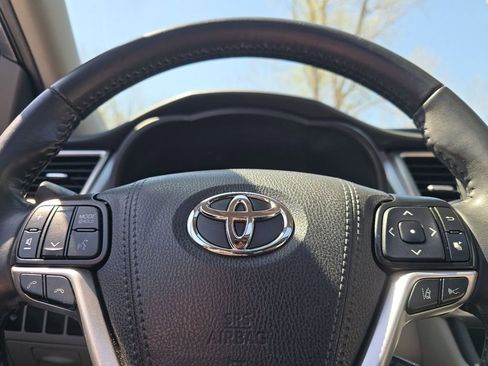 Used 2019 Toyota Highlander XLE AWD/4WD image 28
