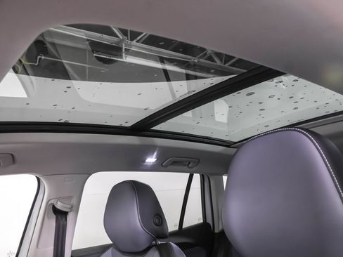 Used 2026 Volkswagen Tiguan SE w/ Panoramic Sunroof Package AWD/4WD image 32