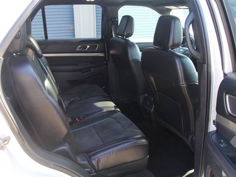 Used 2019 Ford Explorer XLT w/ Equipment Group 202A AWD/4WD image 18