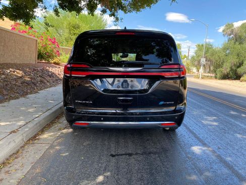 Used 2024 Chrysler Pacifica Limited FWD image 5