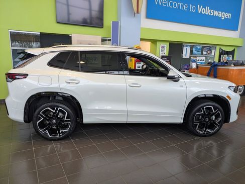 New 2026 Volkswagen Tiguan SEL R-Line image 3