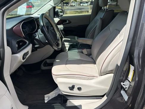 Used 2017 Chrysler Pacifica Limited FWD image 6