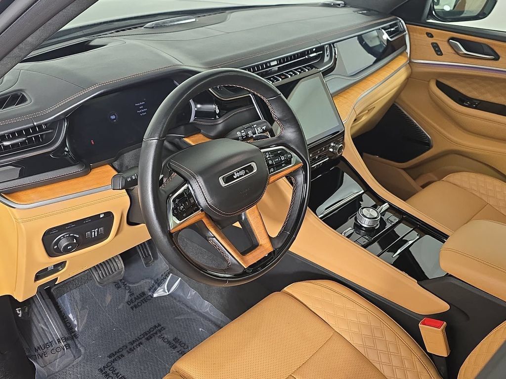 Used 2023 Jeep Grand Cherokee Summit AWD/4WD image 12