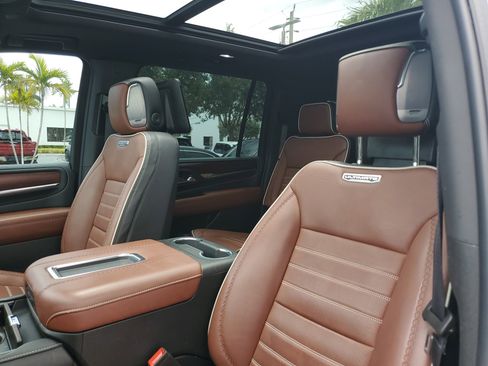 Used 2023 GMC Yukon XL Denali Ultimate w/ LPO, Floor Liner Package AWD/4WD image 9
