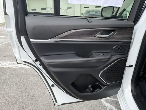 Used 2024 Jeep Grand Cherokee Limited 4xe image 12