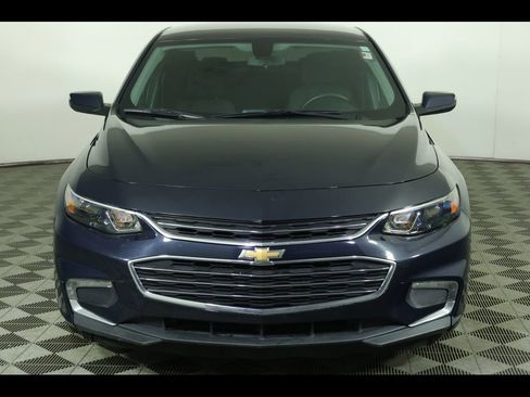 Used 2017 Chevrolet Malibu LT image 9