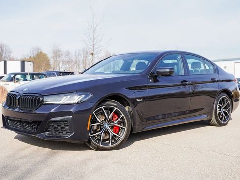 Used 2023 BMW 530e xDrive w/ Premium Package image 3