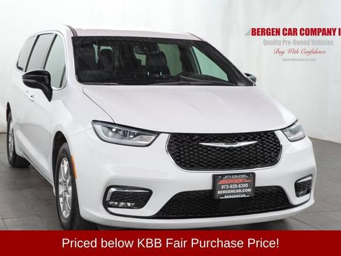 Used 2025 Chrysler Pacifica Select FWD image 1