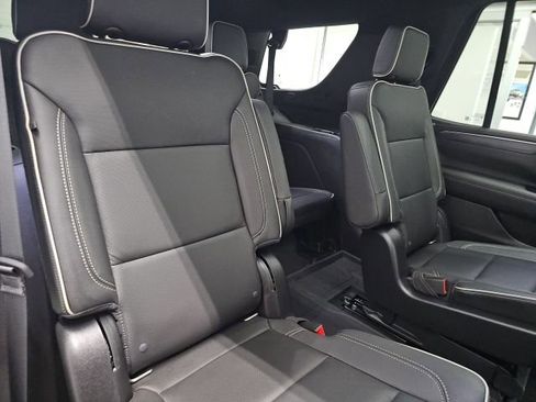 Used 2022 GMC Yukon SLT w/ SLT Luxury Package image 16
