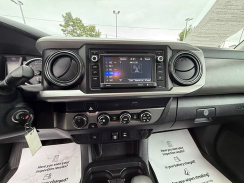 Used 2019 Toyota Tacoma SR5 AWD/4WD image 9