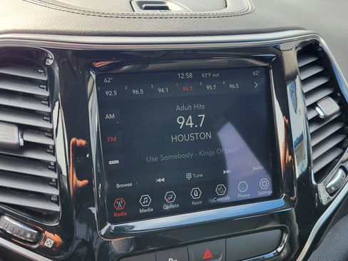 Used 2019 Jeep Cherokee Limited image 32